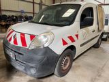 une camionnette blanche à rayures rouges et blanches garée dans un garage