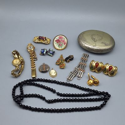 beaucoup de bijoux posés sur la table