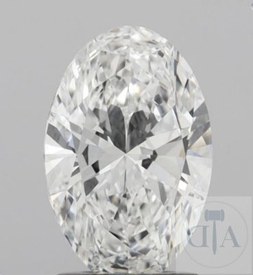 un diamant de taille ovale sur un fond noir