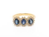 une bague sertie de trois saphirs et de diamants
