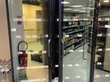 une porte vitrée ouverte dans un magasin