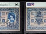 Trois types de monnaies différents sont exposés dans une vitrine