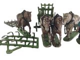 figurines représentant des chevaux tirant une charrue, avec un homme debout à côté d'eux