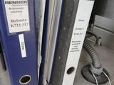 de nombreux classeurs posés sur une table