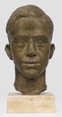 une image représentant une tête de garçon en bronze posée sur un socle en marbre