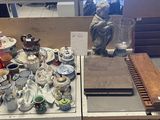 une table sur laquelle se trouvent de nombreux objets différents