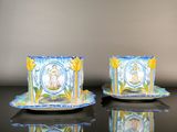deux tasses et soucoupes posées sur une table