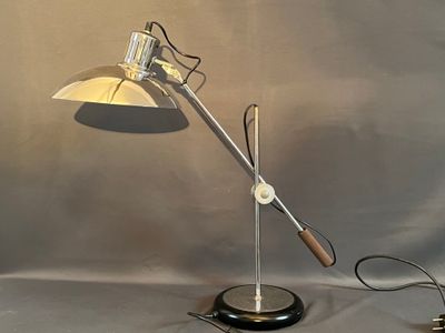 une lampe posée sur une table à côté d'une lampe