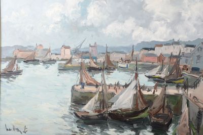 de nombreux bateaux qui se trouvent dans l'eau près du rivage