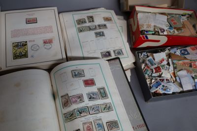 beaucoup de timbres sur les pages d'un livre