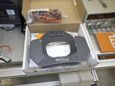 une boîte contenant des appareils électroniques posée sur une étagère dans un magasin