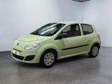 La petite voiture verte est garée dans une grande pièce.
