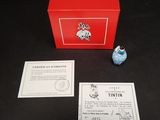 figurine de Mickey Mouse dans une boîte rouge sur laquelle figurent des instructions