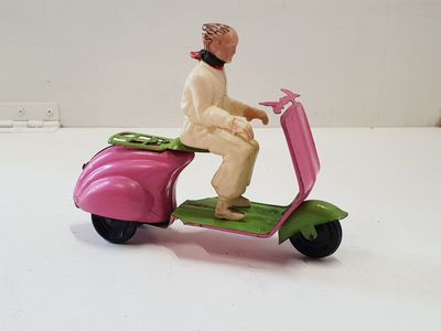FSC-FERRARI (Italie, v.1970) scooter Vespa en tôle légère ro…