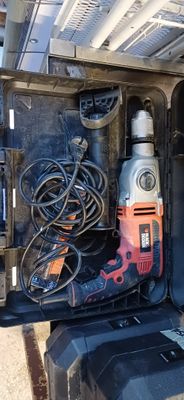 un outil rangé à l'arrière d'un camion chargé d'outils