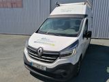 la camionnette blanche est garée devant un bâtiment