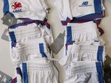 deux paires de shorts de tennis blancs et bleus posés sur une table