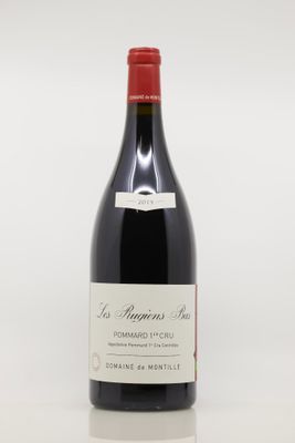 une bouteille de vin rouge posée sur une table blanche