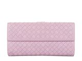 un portefeuille pour femme avec un motif matelassé rose