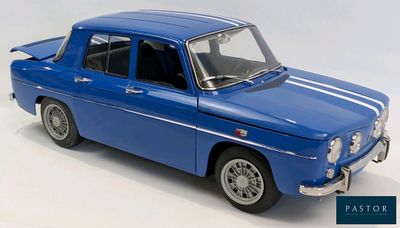 La voiture bleue est garée sur une surface blanche, avec un fond blanc.