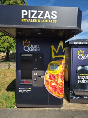 deux distributeurs automatiques proposant des pizzas, installés au bord de la route