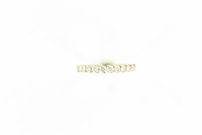 gros plan d'une bague en diamant sur fond blanc