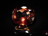 gros plan d'un diamant rouge sur une surface noire