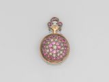 un gros plan d'une montre de poche sertie de diamants roses et blancs