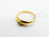 une bague en or sertie d'une pierre verte