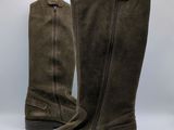 Les bottes sont alignées et prêtes à être portées
