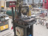 une machine posée sur une palette dans un entrepôt