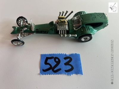 une petite voiture verte sur laquelle figure un numéro
