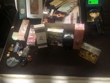 une table sur laquelle se trouvent de nombreux objets