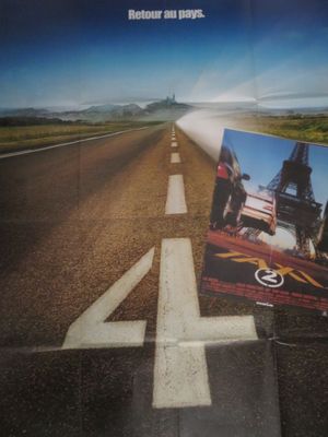 une publicité pour un film montrant une moto sur la route