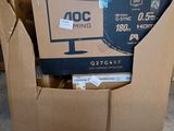 une boîte en carton contenant un écran d'ordinateur
