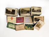une pile de vieilles cartes postales empilées les unes sur les autres