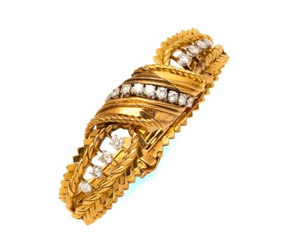 une image d'une bague en or et diamants sur fond blanc