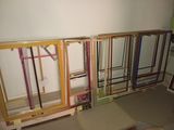 une pièce où il y a plein de portes de différentes couleurs