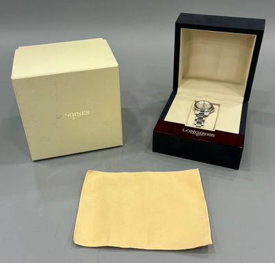 LONGINES Montre Conquest , cadran fond argenté aux heures en…
