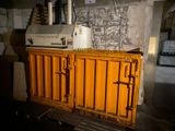 un conteneur jaune posé sur une palette dans un entrepôt