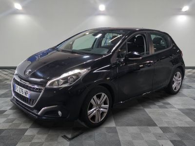 la voiture noire est garée dans le garage sur un sol en damier