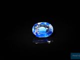 gros plan d'un diamant bleu sur une surface noire