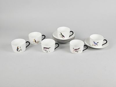 six tasses à café et soucoupes ornées d'oiseaux