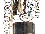 plein de bracelets et un miroir sur la table
