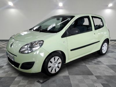 une photo d'une petite voiture verte garée dans un garage