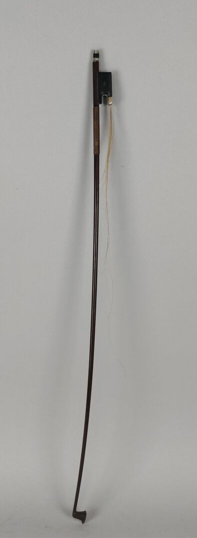ARCHET de VIOLON portant la marque au fer de Prosper Colas. Vendu en l'état.