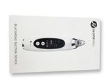 une boîte blanche contenant un appareil électronique noir et blanc