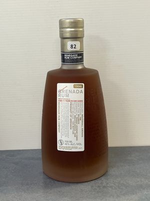 une bouteille d'alcool posée sur une table