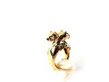 une image représentant une bague en or avec une perle au centre