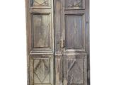 paire de portes anciennes en bois avec des panneaux vitrés de chaque côté